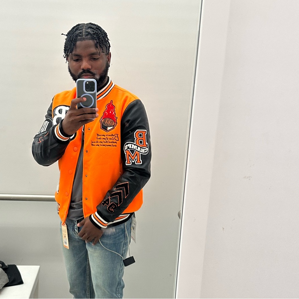 JACKET VERY COMFY: MEDIUM AND LARGE. COLOR ; ORANGE, GAY, BLACK